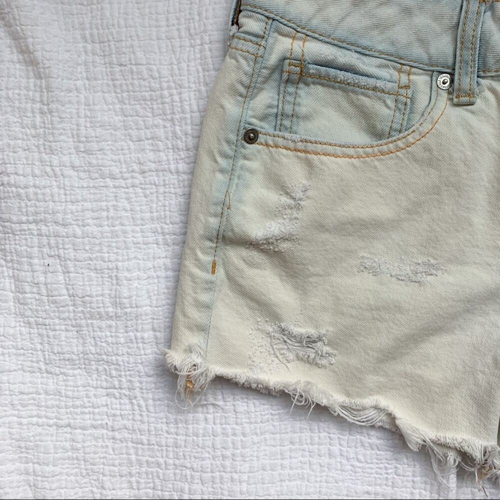 American Eagle White Distressed Tomgirl Acid Wash Raw Hem Shorts Size 2 - Picture 4 of 7